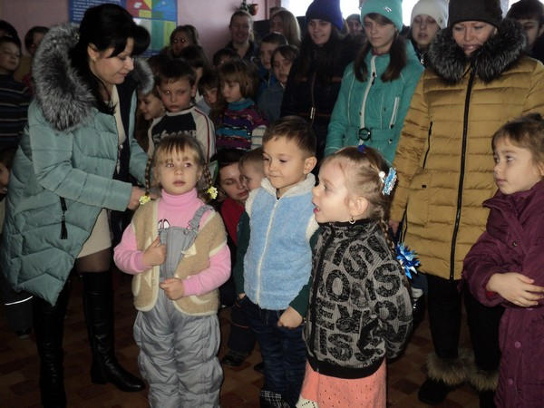 Дети из прифронтовых сел Марьинского района получили новогодние подарки