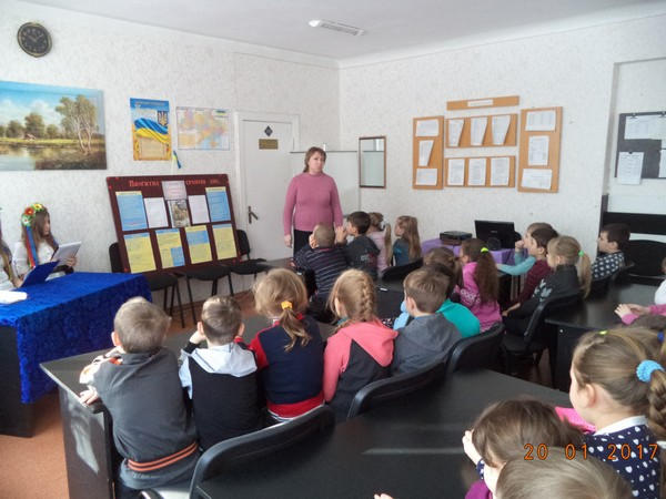 Школьникам прифронтовой Марьинки рассказали о Соборности Украины