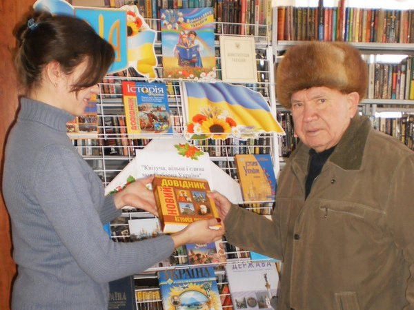 В Марьинке в честь Дня Соборности Украины подготовили патриотичную выставку