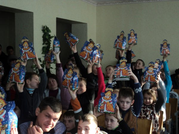Дети из прифронтовых сел Марьинского района получили новогодние подарки