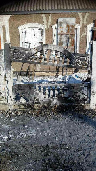 В результате обстрела Красногоровки поврежден дом и автомобиль
