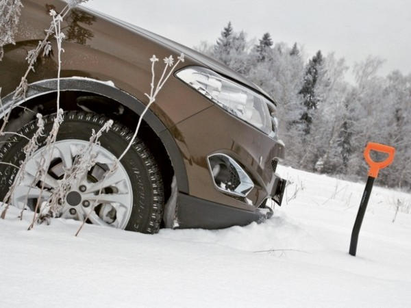 В Марьинском районе спасателям пришлось вызволять автомобиль из снежного заноса