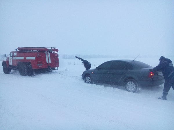 Вблизи Курахово спасатели вытаскивали автомобили из кювета