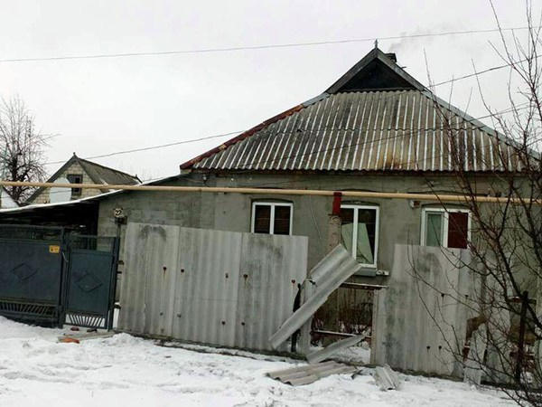 В результате обстрела в Марьинке ранена женщина и закрыты школы