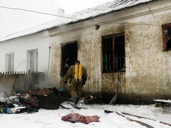 В результате пожара в Марьинке погиб ребенок и 98-летняя женщина