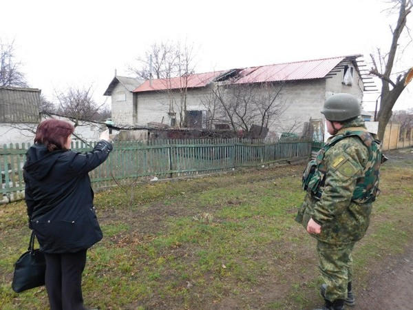 Марьинка и Красногоровка снова попали под обстрел боевиков: есть разрушения