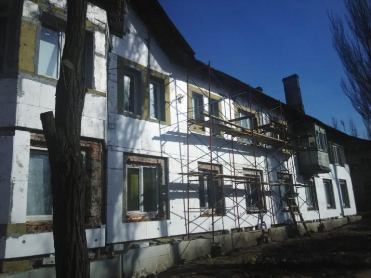Реконструкция домов в Курахово продолжается