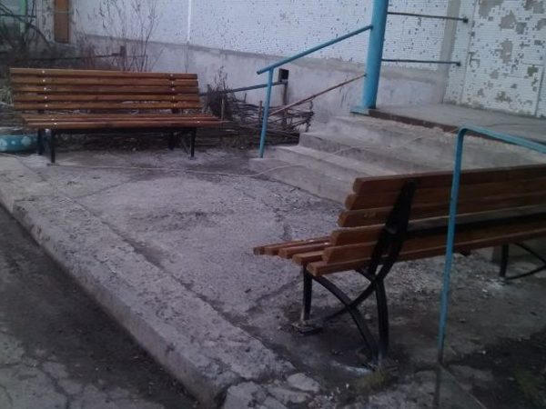 В Курахово появились новые скамейки