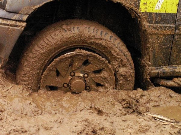 В Марьинском районе застрявший в грязи автомобиль пришлось вытаскивать спасателям