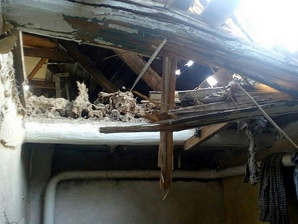 Разрушенные крыши и стены, разбитые окна — последствия обстрела Марьинки и Красногоровки