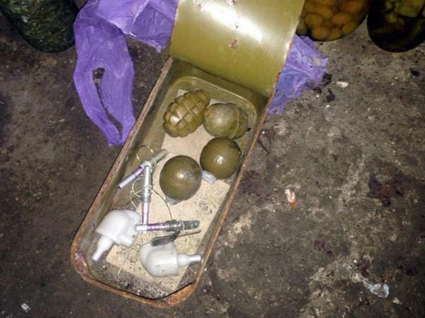 Житель Марьинского района хранил в погребе взрывоопасный арсенал оружия