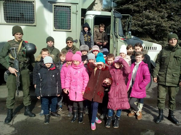 Школьники Марьинского района встретились с бойцами Национальной гвардии Украины