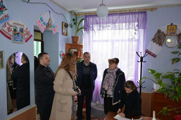 В Марьинском районе детей с ограниченными возможностями поздравили с Пасхой