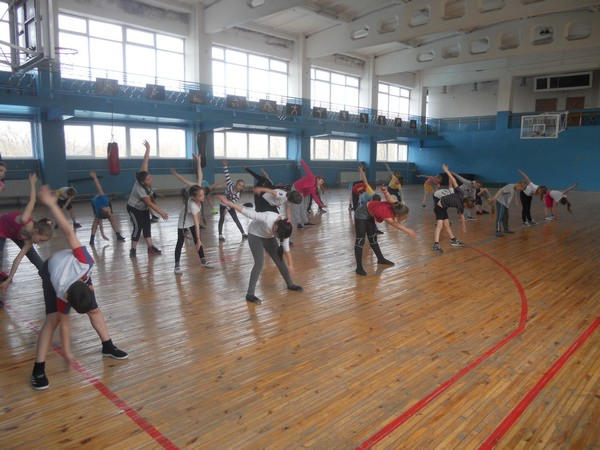 Жители Курахово занялись фитнесом и настольным теннисом