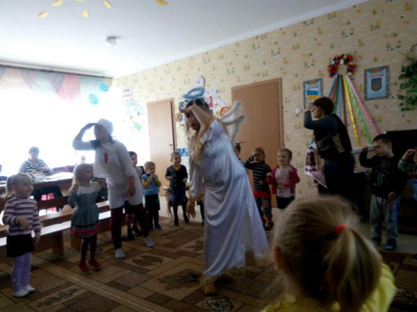 В Марьинском районе детям с ограниченными возможностями подарили пасхальный праздник