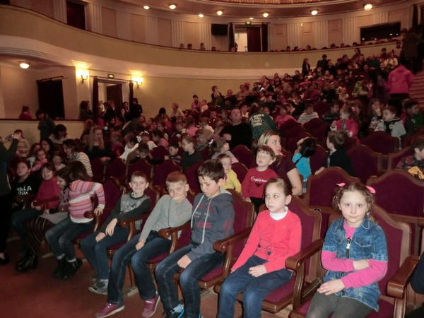 Школьники из Марьинки посетили оперу в драмтеатре Мариуполя
