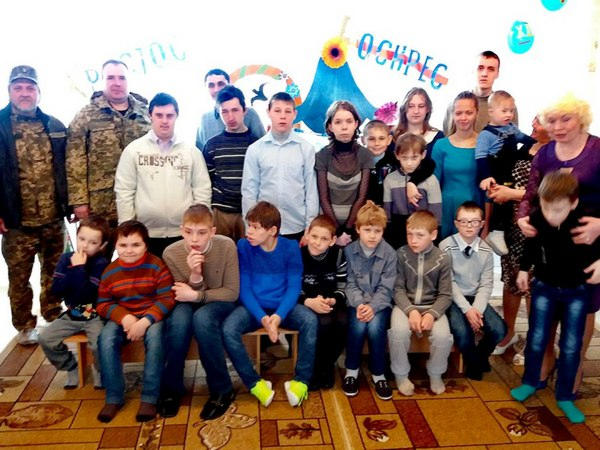 В Марьинском районе детей с ограниченными возможностями поздравили с Пасхой