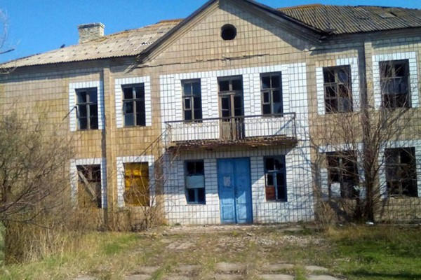 Жительница Марьинского района нашла возле заброшенного общежития гранаты