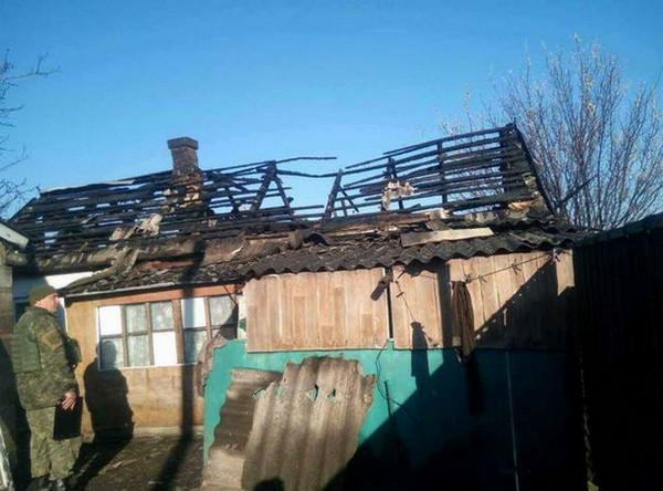 Как спасатели под обстрелами тушат пожары в Марьинке