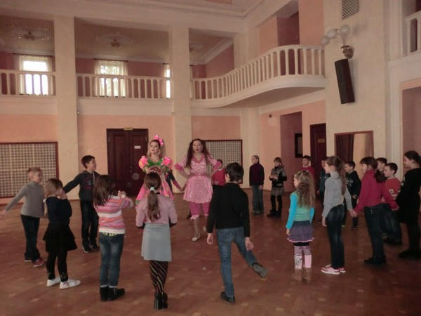 Школьники из Марьинки посетили оперу в драмтеатре Мариуполя