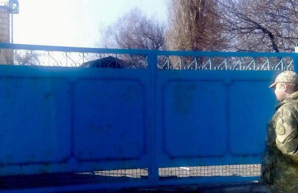 В Марьинском районе предприятие по изготовлению строительных смесей забросали гранатами