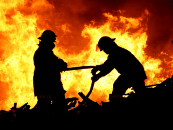 Как спасатели под обстрелами тушат пожары в Марьинке