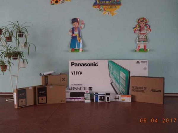 Гости из Белой Церкви подарили марьинской школе телевизор, компьютер и два ноутбука