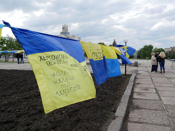 В Курахово, Марьинку, Красногоровку и Угледар привезут 300 украинских флагов