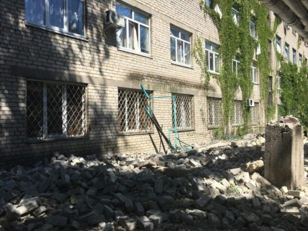 Шокирующие последствия утреннего артобстрела Красногоровки: есть раненые, много разрушений