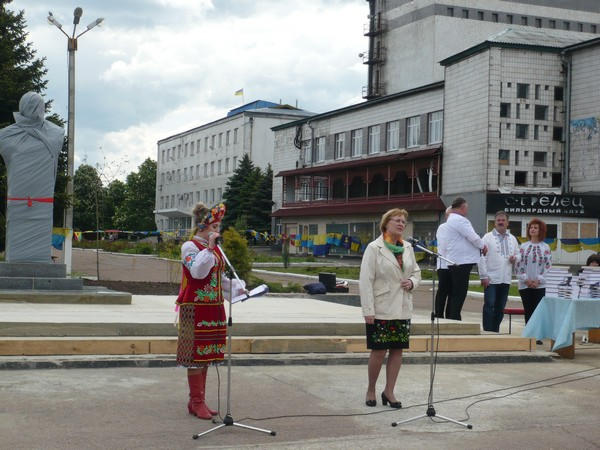 В прифронтовой Марьинке торжественно открыли памятник Тарасу Шевченко