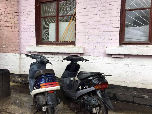 В Марьинском районе у пенсионеров украли со двора два скутера