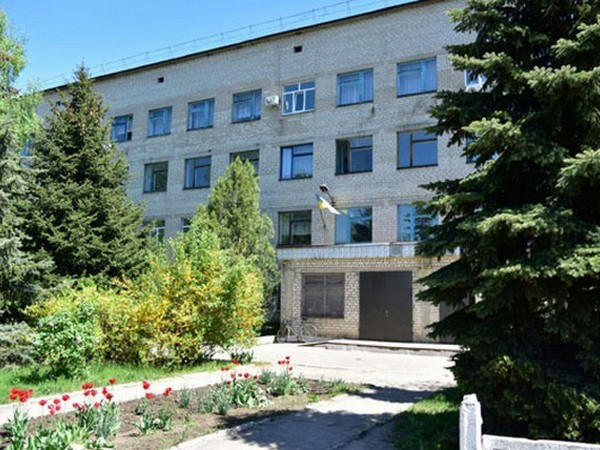 В результате обстрела Красногоровки повреждена больница и ранена женщина