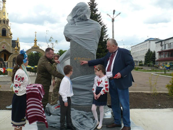 В прифронтовой Марьинке торжественно открыли памятник Тарасу Шевченко