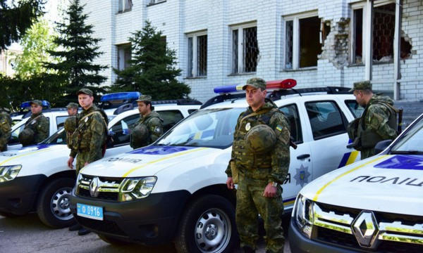 У Марьинской полиции появились 2 новых внедорожника, но не хватает людей