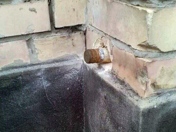 В стене марьинской школы застрял снаряд