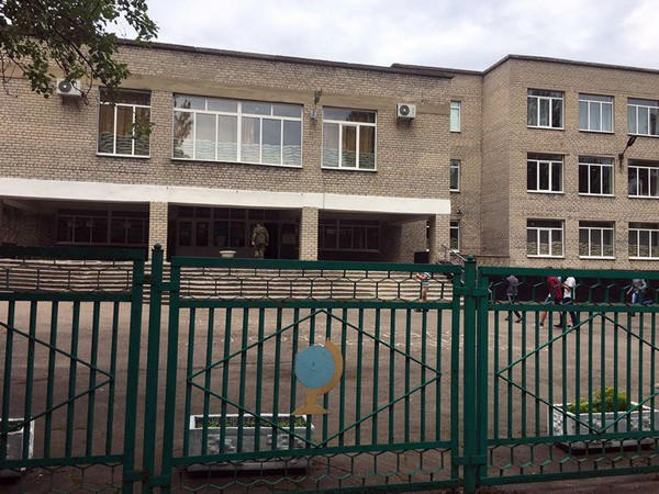В Марьинке 14-летний парень нашел вблизи школы снаряд