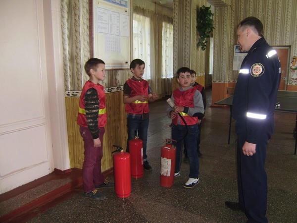 Школьникам Марьинского района рассказали, как действовать во время пожара