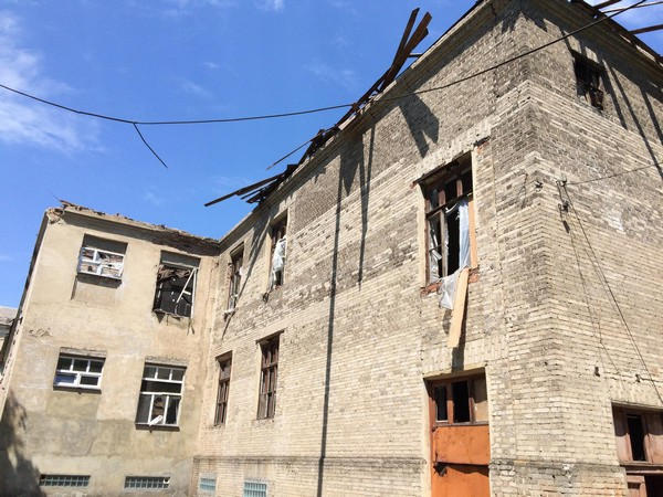 Жебривский посетил Красногоровку и решил дальнейшую судьбу разрушенной больницы и школы