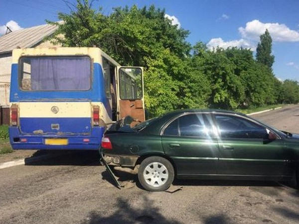 Пьяный водитель иномарки протаранил рейсовый автобус «Угледар – Волноваха»