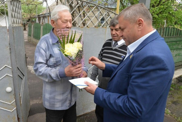 Народный депутат поздравил ветеранов Марьинского района с праздником