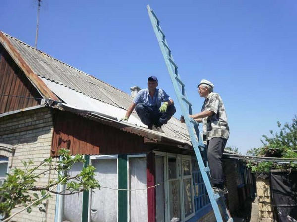 В Марьинке и Красногоровке продолжают восстанавливать разрушенное жилье