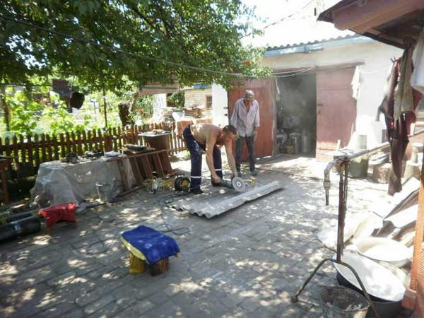 В Марьинке и Красногоровке продолжают восстанавливать разрушенное жилье