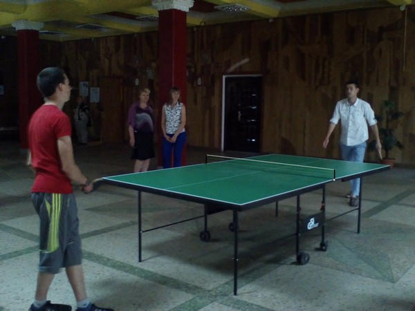 В Марьинском районе для трудных подростков организовали теннисный турнир