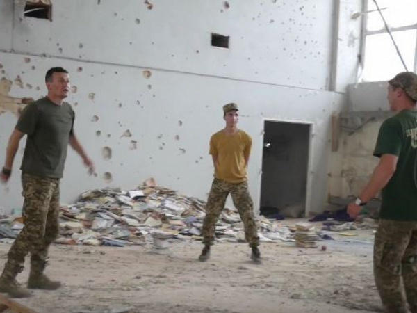В разрушенном интернате в Марьинке военные сыграли в футбол с игроком сборной Украины
