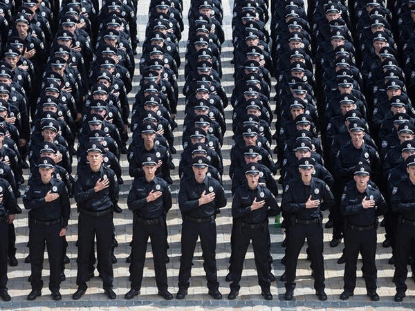 Жители Марьинки приняли участие в онлайн-собеседовании по набору в патрульную полицию