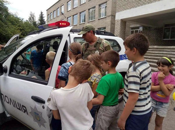 Как полиция оберегает летний отдых детей в прифронтовой Марьинке
