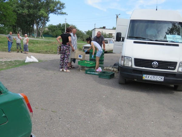 Жителям прифронтовых сел Марьинского района бесплатно раздали цыплят, утят и индюшат