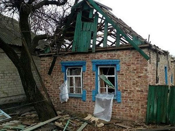 В результате обстрелов в Марьинке и Красногоровке повреждены более тысячи домов