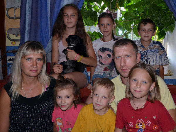 Шахтерская семья усыновила троих детей из Марьинского района