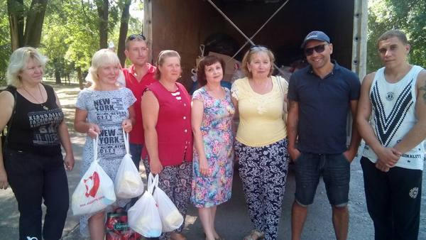 Жители Курахово и Марьинки получили продуктовые наборы от благотворительного фонда